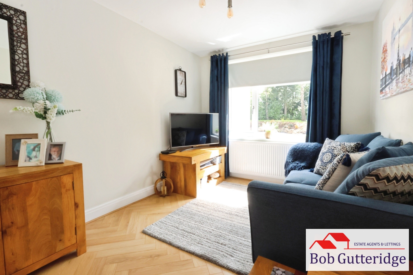SNUG/SITTING ROOM